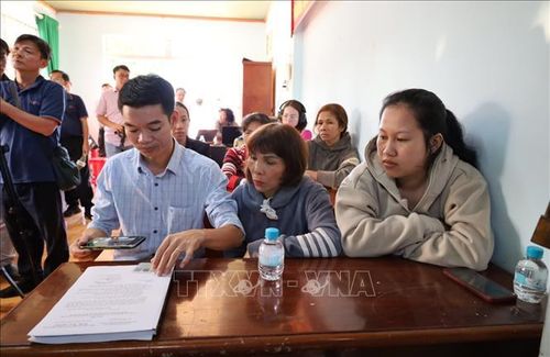 Các hộ dân bị ảnh hưởng nghe chủ đầu tư xin lỗi và cam kết hỗ trợ. Ảnh: Đậu Tất Thành/TTXVN