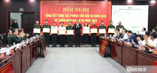 Lãnh đạo thành phố Đà Nẵng trao bằng khen cho các tập thể, cá nhân có thành tích xuất sắc trong công tác phòng thủ dân sự năm 2025.