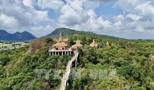 Chùa Tà Pạ rợp bóng cây xanh, tạo không gian thanh tịnh. Ảnh: Thanh Sang-TTXVN