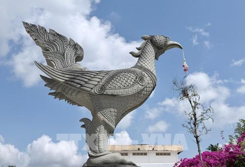 Tượng linh vật trang trí trước chính điện mang đậm dấu ấn kiến trúc chùa Khmer vùng Bảy Núi. Ảnh: Thanh Sang-TTXVN