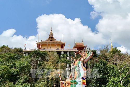 Cầu thang rực rỡ sắc màu dẫn lên chính điện Chùa Tà Pạ, mang đậm nét kiến trúc chùa Khmer Nam Bộ. Ảnh: Thanh Sang-TTXVN