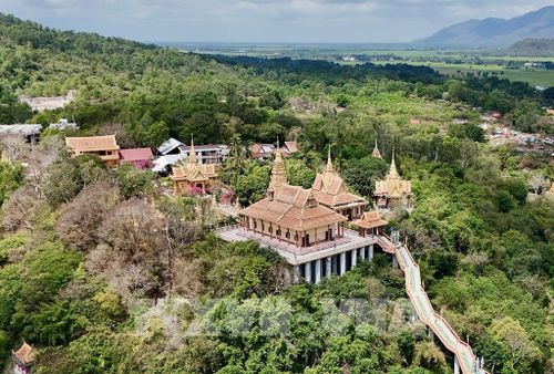Chùa Tà Pạ nằm yên bình giữa núi rừng vùng Bảy Núi, tỉnh An Giang. Ảnh: Thanh Sang-TTXVN