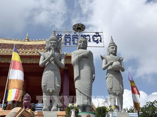 Tượng Phật mang đậm dấu ấn chùa Khmer Nam Bộ bên trong Chùa Tà Pạ. Ảnh: Thanh Sang-TTXVN