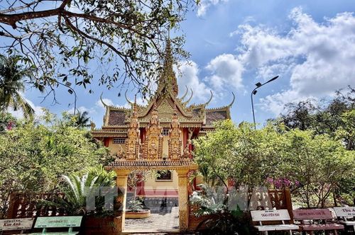 Cổng chùa Chùa Tà Pạ được trang trí hoa văn tinh xảo mang đậm phong cách kiến trúc Khmer Nam Bộ. Ảnh: Thanh Sang-TTXVN