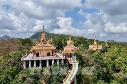 Quần thể kiến trúc Chùa Tà Pạ nổi bật giữa khung cảnh thiên nhiên vùng Bảy Núi, An Giang. Ảnh: Thanh Sang-TTXVN