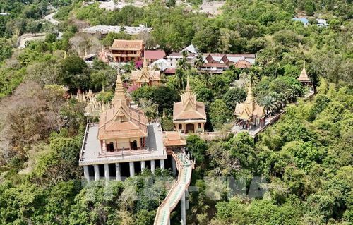 Không gian thanh tịnh tại Chùa Tà Pạ giữa cảnh sắc núi đồi vùng Bảy Núi. Ảnh: Thanh Sang-TTXVN