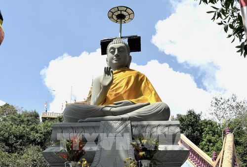 Tượng Phật trang nghiêm bên trong Chùa Tà Pạ, nơi thu hút đông đảo phật tử và du khách đến chiêm bái. Ảnh: Thanh Sang-TTXVN