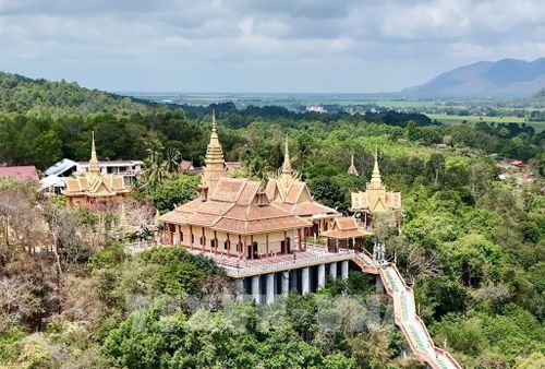Chùa Tà Pạ là điểm sinh hoạt văn hóa, tâm linh, thu hút du khách khi đến Tri Tôn, An Giang. Ảnh: Thanh Sang-TTXVN