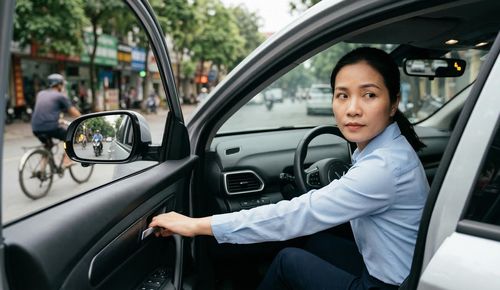 Người lái nên kết hợp quay đầu nhìn qua vai để kiểm soát các vùng điểm mù mà gương không thể hiển thị hết.