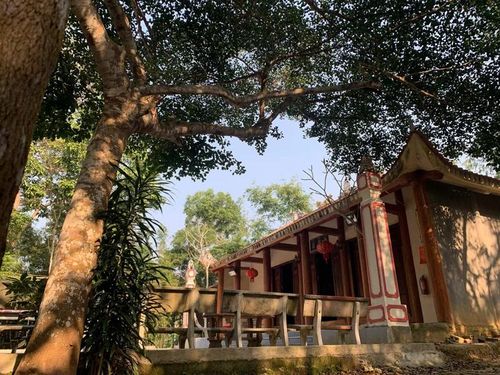 Đền thờ Bạch Y Công chúa nằm trong khuôn viên xanh mát.
