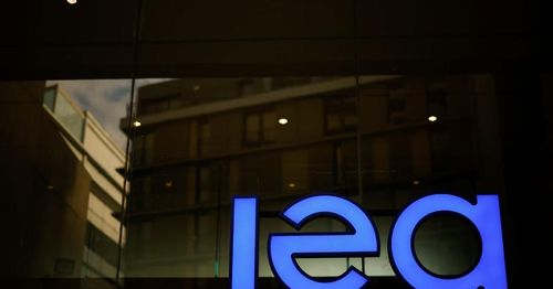 Logo IEA tại trụ sở của cơ quan này tại Paris, Pháp - Ảnh: Reuters.