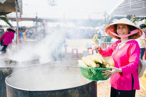 Bắp nếp Cẩm Nam có hương vị thơm ngon, dẻo ngọt được người dân và du khách ưa chuộng. Ảnh: VĨNH LỘC