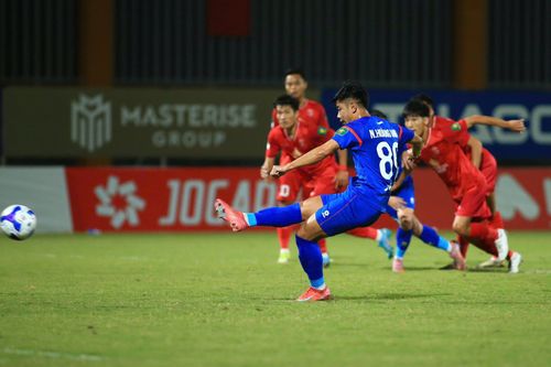 Nguyễn Hoàng Anh theo sát Thaileon trong nhóm dẫn đầu danh sách dội bom ở Giải hạng Nhất. Ảnh: VPF