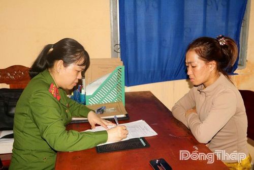 Cán bộ tổ công tác Phòng Cảnh sát thi hành án hình sự và hỗ trợ tư pháp lập biên bản tiếp nhận đối tượng trốn truy nã Nguyễn Thị Tuyết ra đầu thú.