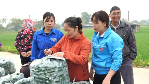 Sản lượng ớt của từng hộ được ghi chép cẩn thận vào sổ sau khi cân.