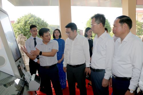 Lãnh đạo tỉnh tìm hiểu các nền tảng, giải pháp công nghệ phục vụ phát triển hạ tầng số và thúc đẩy chuyển đổi số trên địa bàn.