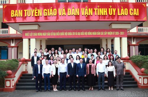 Đồng chí Dương Quốc Huy - Bí thư Tỉnh ủy và các đồng chí lãnh đạo tỉnh chụp ảnh lưu niệm với cán bộ Ban Tuyên giáo và Dân vận Tỉnh ủy.
