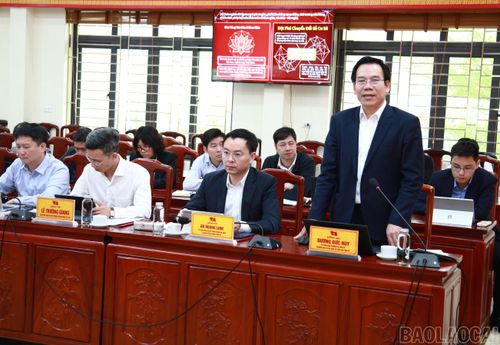 Đồng chí Dương Đức Huy - Trưởng ban Tuyên giáo và Dân vận Tỉnh ủy báo cáo kết quả thực hiện nhiệm vụ năm 2025, 2 tháng đầu năm 2026.