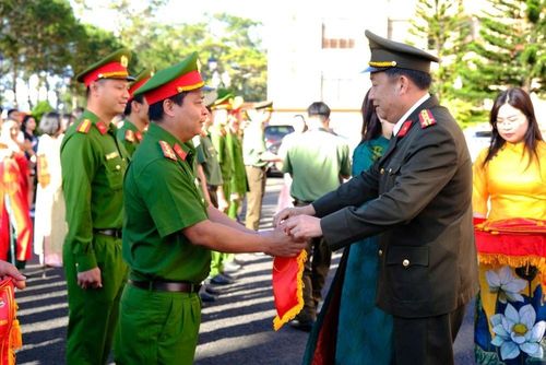 Đại tá Trần Văn Mười tặng Cờ lưu niệm cho 32 đội