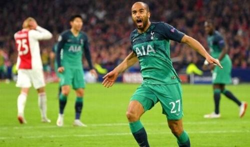 Moura lập hattrick siêu việt.