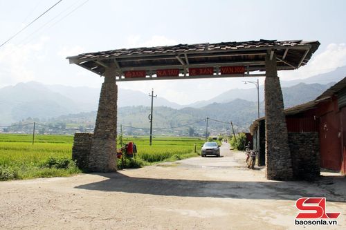 Độc đáo cổng chào bằng đá của bản Nà Tâu. Ảnh: PV
