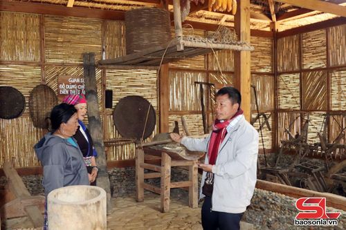 Trưng bày dụng cụ lao động, sản xuất trong đời sống sinh hoạt của đồng bào dân tộc Mông.