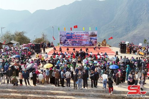 Khai mạc Lễ hội hoa sơn tra năm 2025. Ảnh PV.