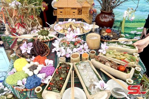 Món nộm hoa ban trong bữa tiệc tại Nhà hàng Nàng Ban Sính Quang.