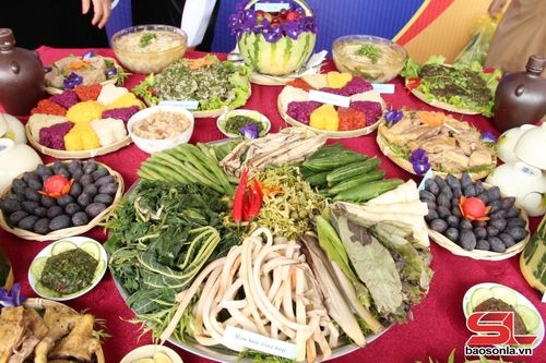 Món ăn đơn giản nhưng hấp dẫn từ măng và rau rừng.