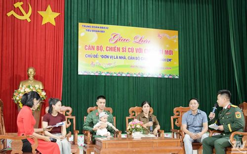 Hoạt động giao lưu có sự góp mặt của người thân là nguồn động viên to lớn đối với các chiến sĩ mới tại Trung đoàn 832. Ảnh: Bùi Hiệp
