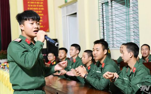 Tiết mục văn nghệ do cán bộ, chiến sĩ Trung đoàn 832 biểu diễn, góp phần tạo không khí sôi nổi mà gần gũi, giúp các tân binh vơi đi nỗi nhớ nhà.