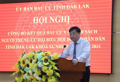 Đại diện Ủy ban bầu cử tỉnh Đắk Lắk, công bố 84 đại biểu trúng cử HĐND tỉnh (Ảnh: Ngọc Hùng).
