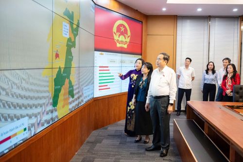 Chủ tịch Quốc hội Trần Thanh Mẫn theo dõi bản đồ số cập nhật số liệu cử tri đi bỏ phiếu bầu cử sáng 15/3. Ảnh: Phạm Thắng