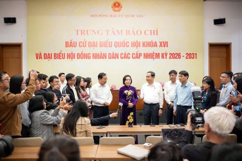 Chủ tịch Quốc hội Trần Thanh Mẫn thăm, động viên cán bộ Văn phòng Hội đồng Bầu cử quốc gia và phóng viên báo chí tại Nhà Quốc hội trong Ngày bầu cử 15/3. Ảnh: Phạm Thắng