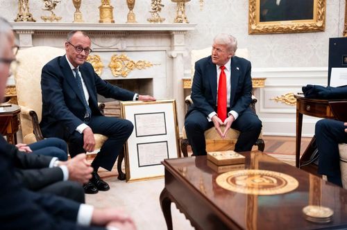 Thủ tướng Đức Friedrich Merz mang theo bản đồ và biểu đồ tới Nhà Trắng khi gặp Tổng thống Donald Trump. Ảnh: The New York Times