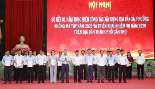 Lãnh đạo UBMTTQ TP Cần Thơ trao công nhận 25 xã, phường không ma túy năm 2025.