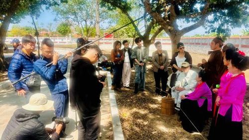 Ekip Ban Văn nghệ, Đài Truyền hình Việt Nam ghi lại hình ảnh trao đổi cùng các nghệ nhân tại Dạ Trạch, Hưng Yên.