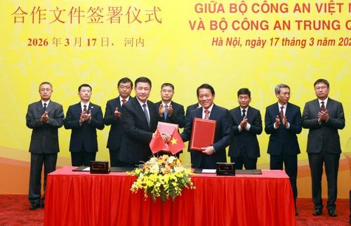 Bộ trưởng Lương Tam Quang và Bộ trưởng Vương Tiểu Hồng ký kết các văn kiện hợp tác giữa Bộ Công an hai nước.