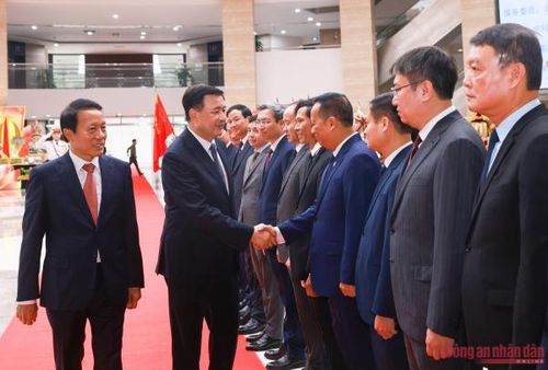 Các đại biểu Đoàn Việt Nam chào mừng Bộ trưởng Vương Tiểu Hồng.