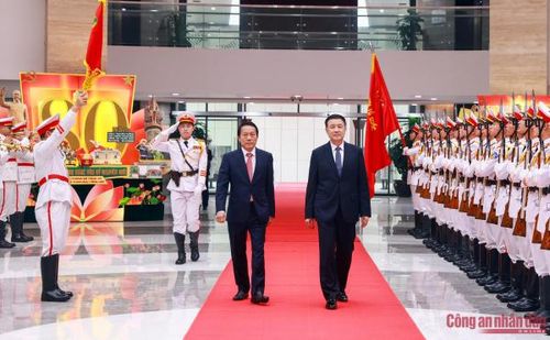 Bộ trưởng Lương Tam Quang và Bộ trưởng Vương Tiểu Hồng duyệt Đội danh dự CAND Việt Nam.