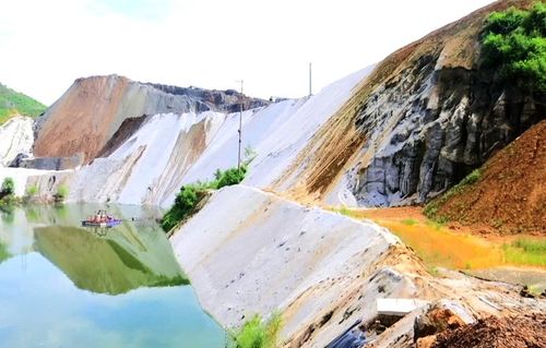 Chất thải đổ trái phép chất cao như núi ở Khu công nghiệp Tằng Loỏng. Ảnh: Quốc Hồng