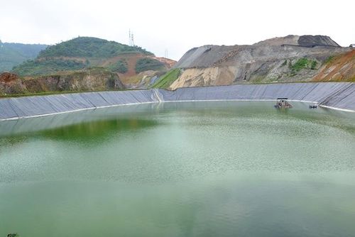 Hồ chứa nước thải ở nhà máy sản xuất a xít của Hóa chất Đức Giang chi nhánh Lào Cai đã từng bị rò rỉ, gây ô nhiễm môi trường. Ảnh: Quốc Hồng
