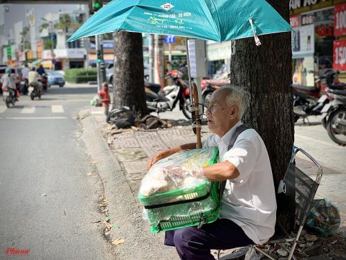 Hiện vẫn còn rất nhiều người cao tuổi phải vất vả mưu sinh. Ảnh: CTV