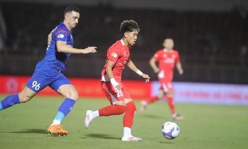 Khoa Ngô (số 26) thi đấu xuất sắc, ghi bàn duy nhất cho đội Công an TPHCM