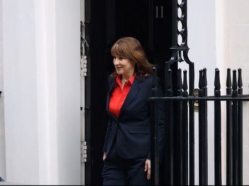Bộ trưởng Tài chính Anh Rachel Reeves bên ngoài số 11 phố Downing, London, trước cuộc họp nội các ngày 10/3. (Nguồn: Reuters)