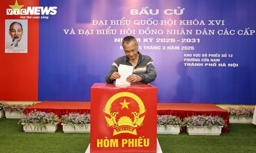 Cử tri phường Cửa Nam (TP Hà Nội) thực hiện quyền bầu cử. (Ảnh: Minh Đức)