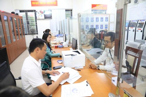 Đội ngũ cán bộ Thủ đô có tác phong, lề lối, trách nhiệm phục vụ nhân dân, doanh nghiệp ngày càng chuyên nghiệp, hiện đại. Ảnh: Quang Thái