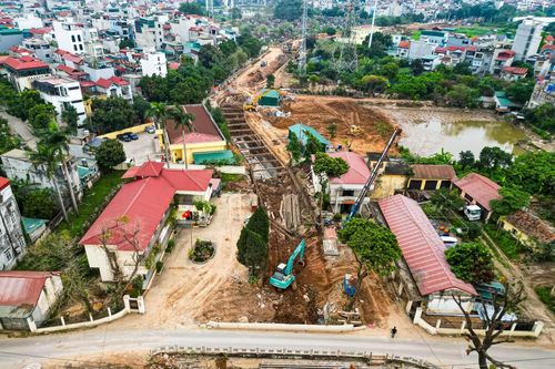 Theo ghi nhận tại công trường, từ khu vực trạm bơm Thụy Phương đến các trục đường lớn như Phạm Văn Đồng, Võ Chí Công, hàng loạt mũi thi công đang được triển khai đồng loạt.