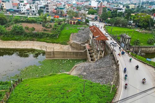 Công trình được triển khai theo lệnh khẩn cấp của UBND thành phố Hà Nội, với kỳ vọng “giải cứu” hơn 350ha khu đô thị và khu dân cư thường xuyên chịu cảnh ngập úng mỗi khi mưa lớn. Đây cũng là một trong những dự án hạ tầng thoát nước trọng điểm, mang ý nghĩa lâu dài trong việc cải thiện môi trường và cảnh quan đô thị.