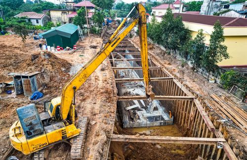 Các hạng mục kỹ thuật phức tạp như đóng cừ thép, đào đất lòng kênh, thi công dầm đáy, đổ bê tông dầm đỉnh hay lắp đặt cống hộp đều được thực hiện song song. Nhiều đoạn kênh đã hình thành rõ nét, cho thấy diện mạo mới của tuyến thoát nước quan trọng này.